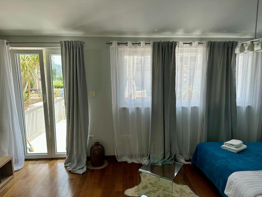 Deluxe Suites Mandic Омиш Экстерьер фото